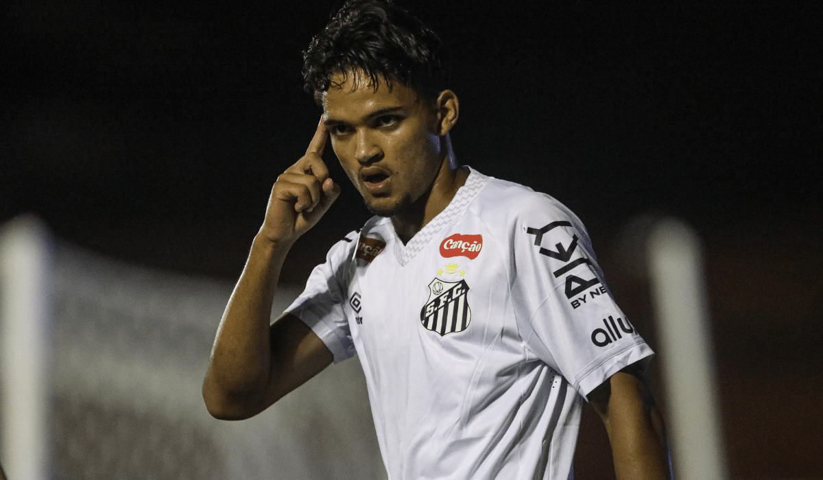 Mateus Xavier fez os dois gols da vitória do Santos por 2 a 1 (Foto: Reinaldo Campos/ Santos F.C)