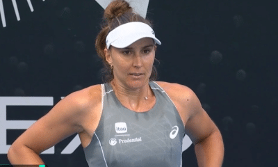 Bia Haddad estreou neste domingo (11) pela primeira rodada do WTA de Adelaide (Foto: Reprodução Disney +)