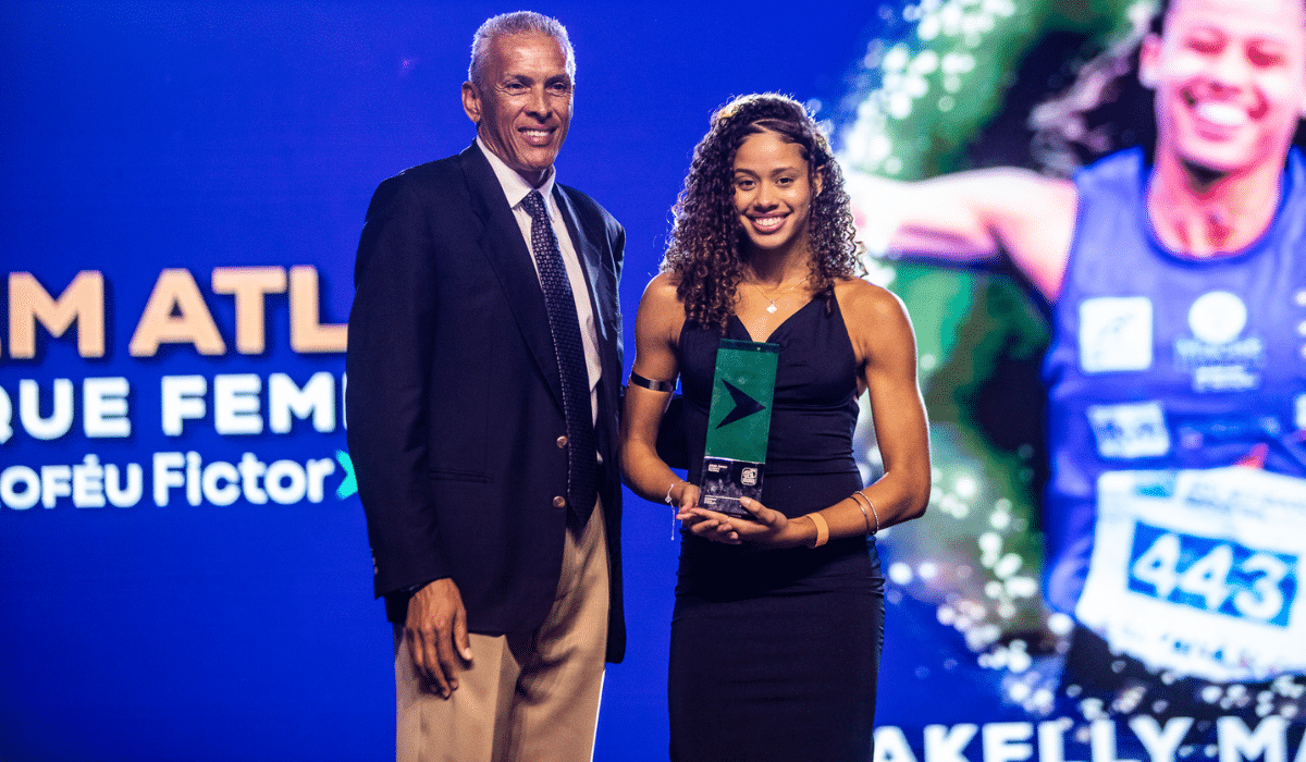 Hakelly Maximiano conquistou o troféu de Melhor do Ano entre os jovens no feminino (Foto: Gustavo Alves/CBAt)