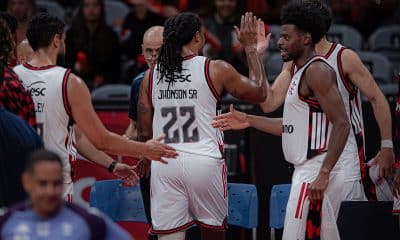 Na imagem, time do Flamengo comemorando a vitória sobre o São José pelas quartas de final da Copa Super 8.