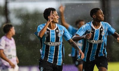 Na imagem, jogadores do Grêmio comemorando gol da primeira vitória na Copinha 2026.