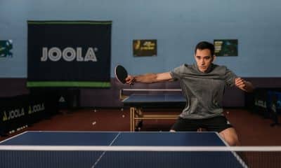 Na imagem, Hugo Calderano já em ação na mesa com a nova marca JOOLA que o patrocina.