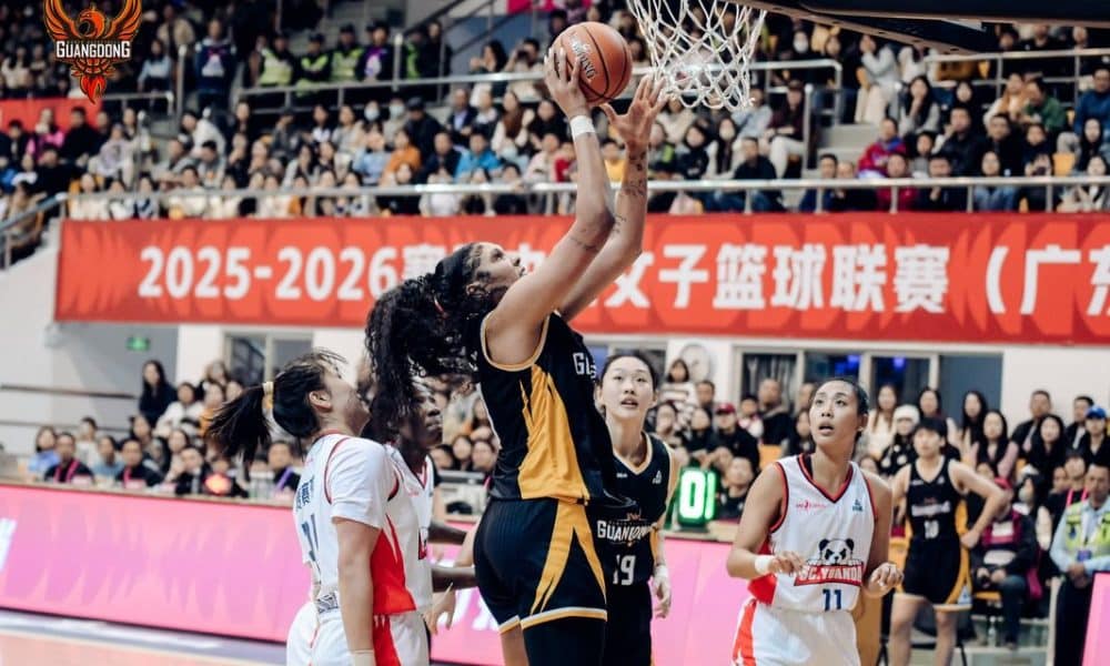Na imagem, Kamilla Cardoso partindo para o arremesso debaixo da cesta liga chines de basquete feminino china Guangdong