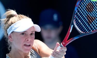 Na imagem, Laura Pigossi rebatendo a bolinha com sua raquete em Auckland, na Nova Zelândia.