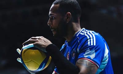 Na imagem, Leal Hidalgo segurando a bola antes de mais um saque potente.