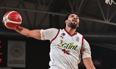 Mãozinha anota duplo-duplo e brilha em vitória no basquete turco