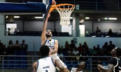 Na imagem, Danilo Fuzaro, que foi um dos cestinhas do Minas, fazendo uma cesta contra o Corinthians.