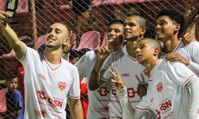 Na imagem, jogadores do Osasco Audax comemorando vitória com uma selfie.