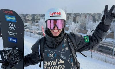 Na imagem, Pat Burgener comemorando medalha no Canadá.