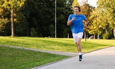 Pessoa correndo ao ar livre para aliviar o estresse e melhorar a saúde mental