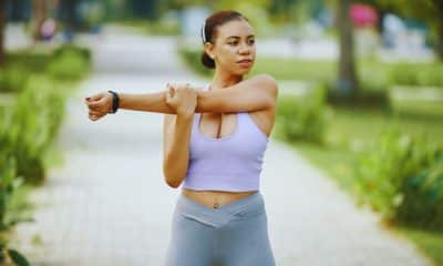 Pessoa fazendo alongamento ao ar livre para melhorar a flexibilidade corporal