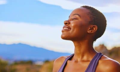 Pessoa fazendo pausa consciente para reduzir o estresse durante o dia