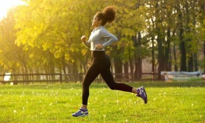Pessoa mantendo hábito de corrida ao ar livre em treino regular