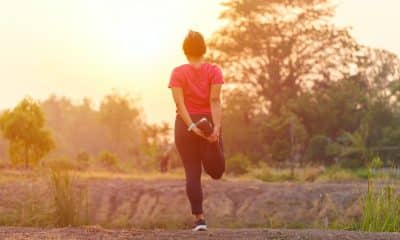 Pessoa praticando exercício de gratidão antes do treino ao ar livre