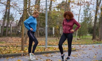 Pessoa realizando alongamento para proteger articulações e manter longevidade esportiva