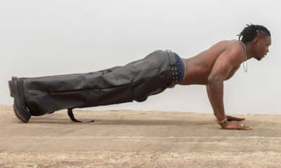 Pessoa realizando treino postural em casa para melhorar alinhamento corporal