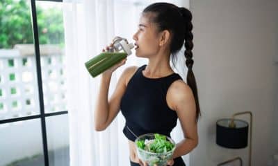 Pessoa se alimentando após o treino para recuperação muscular