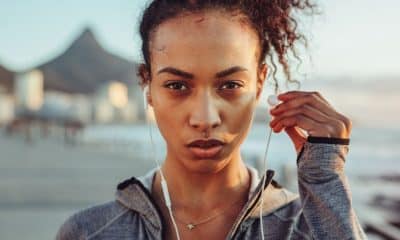 Pessoa treinando ao ar livre com postura confiante e foco