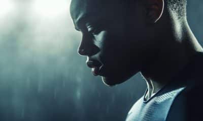 Pessoa treinando com expressão de persistência e foco emocional