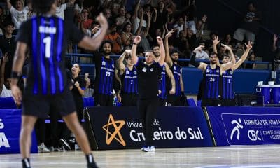 Na imagem, técnico Gustavinho de Conti e banco do Pinheiros comemorando mais uma cesta do armador David Sloan.