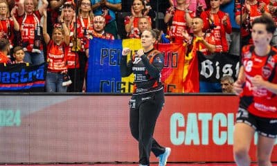 Na imagem, Renata Arruda comemorando uma de suas defesas durante o jogo.