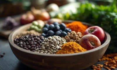 Superalimentos como chia, frutas e cúrcuma na alimentação saudável