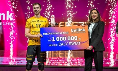 Na imagem, Thales Hoss recebendo o prêmio de melhor líbero da Copa da Polônia.