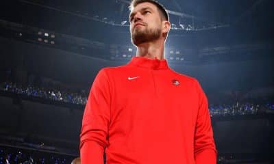 Na imagem, Thiago Splitter aguardando pelo começo da partida do Portland.