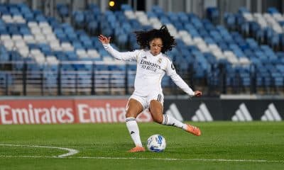 Na imagem, a lateral esquerda da Seleção, Yasmim, com a camisa do Real Madrid.