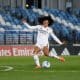 Na imagem, a lateral esquerda da Seleção, Yasmim, com a camisa do Real Madrid.