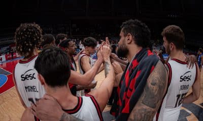 Elenco do Flamengo reunido na derrota para o Minas na semifinal da Coap Super 8