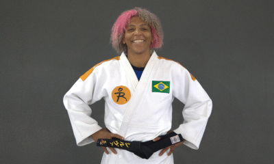 Rafaela Silva posa para foto com quimono do Instituto Reação