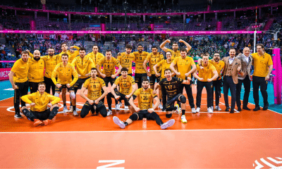 Thales e colegas do Luk Lublin comemoram vaga na final da Copa da Polônia de vôlei masculino