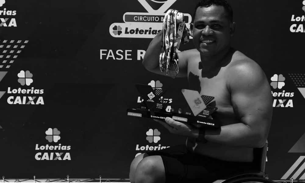 Na imagem, Adriano Gomes de Lima exibindo algumas de suas medalhas.