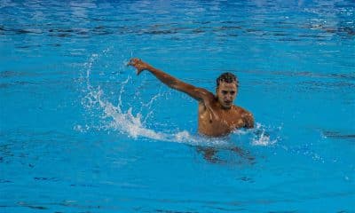 Na imagem, Alan Rodrigues fazendo movimentos de sua apresentação na piscina.