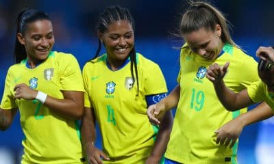 Na imagem, Ana Bia, ao centro com a camisa 4, comemorando o gol de Brendinha.