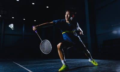 Atleta executa golpe de ataque em partida de badminton