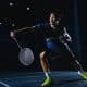 Atleta executa golpe de ataque em partida de badminton