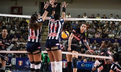 Na imagem, jogadora do Bauru atacando e o bloqueio do Alianza Lima não parando a bola.