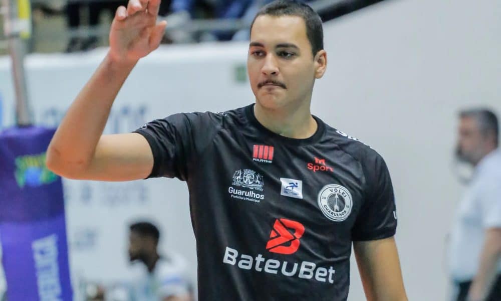 Na imagem, Bryan Silva pedindo a bola para sacar.