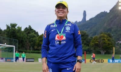 Treinadora Camilla Orlando a frente da seleção feminina de futebol sub-20