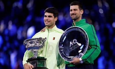 Carlos Alcaraz e Novak Djokovic posam com troféus após a final do Australian Open