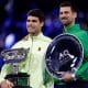 Carlos Alcaraz e Novak Djokovic posam com troféus após a final do Australian Open