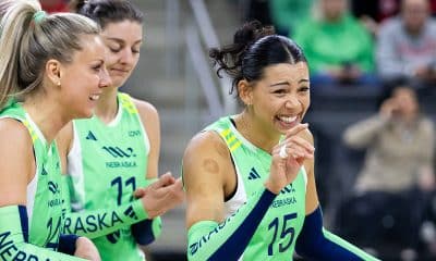 Na imagem, Carolana comemorando mais um ponto com as companheiras do Nebraska.