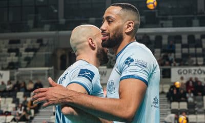 Na imagem, Eduardo Chizoba comemorando com companheiro de Cuprum Gorzow.