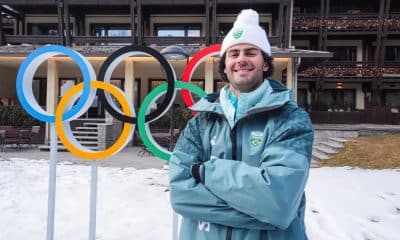 Na imagem, Christian Soevik já na Itália, com os aros olímpicos ao fundo, pronto para ser concretizar o sonho de competir nos Jogos.