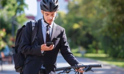 Volta ao trabalho: como adaptar a rotina de exercícios.homem de terno com capacete em encima de uma bicicleta