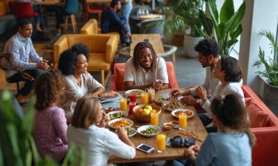 Comer bem fora de casa: estratégias para manter o equilíbrio,pessoas comendo juntas alimentos saudáveis