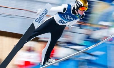Na imagem, Domen Prevc saltando com seus esquis em Milão-Cortina para faturar mais uma medalha de ouro para a Eslovênia.