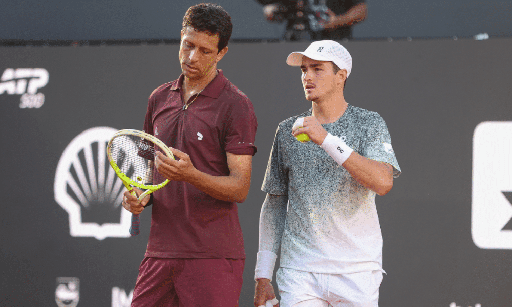 Marcelo Melo e João Fonseca ganharam na estreia da chave de duplas no Rio Open (Foto: Fotojump)